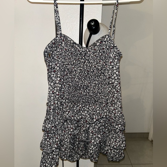 Black floral ruched dress w/ ruffles size L - Picture 4 of 4